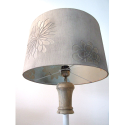 Lampa podłogowa na metalowej postawie z kwiatowym abażurem 159cm